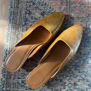 LOQ TAN LEATHER SLIDES